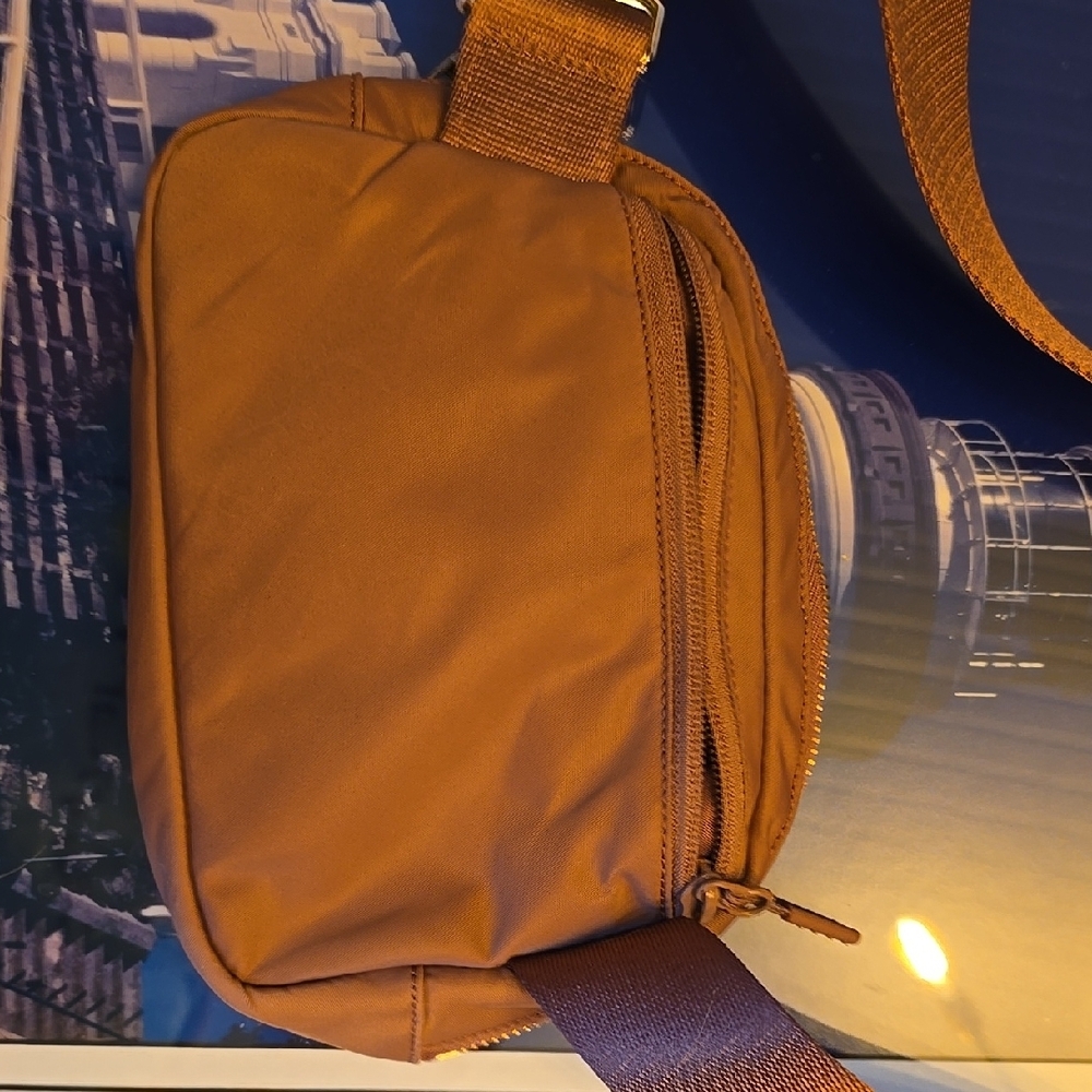 Rose Pink Lululemon 1 L BELT BAG, Gold Hardware - Picture 5 of 6